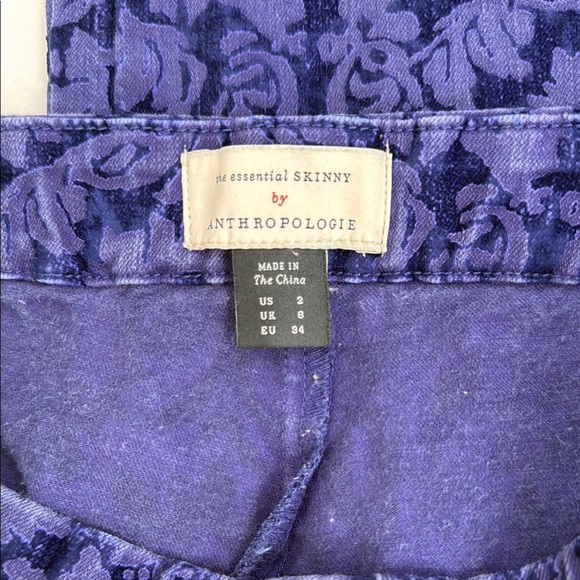 The essential SKINNY by ANTHROPOLOGY | Floral Patterned Pants in Purple | Size 2 - Picture 2 of 9
